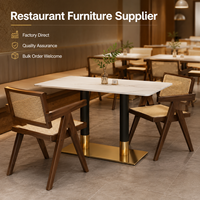 Ensemble de salle à manger moderne pour restaurant, chaises en rotin et bois avec table en pierre frittée et base noire dorée pour mobilier de bistrot et café