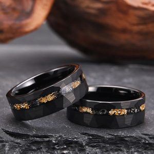 Nuovo Anello alla Moda in Carburo di Tungsteno con Detriti di Foglia d'Oro, Anello Nuziale e di Fidanzamento da 8mm con Finitura Martellata Nera per Coppie - Product Image 3
