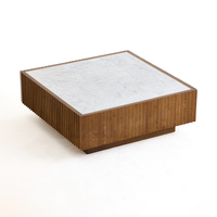 Table basse carrée moderne en chêne et béton avec plateau en mosaïque à carreaux et base en bois cannelé pour salon