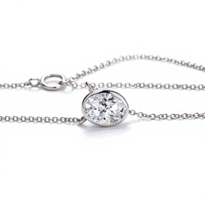 Collier élégant pour femme, style flamboyant, serti clos, en or blanc 10 carats, avec diamant ovale de laboratoire 1,05 carat, couleur D Fancy Light - Product Image 3