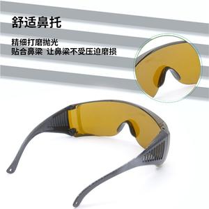 Gafas de seguridad para láser con montura negra, 20% de transmitancia de luz, protección ocular para protección contra la radiación láser, fabricadas en Shenzhen. - Product Image 1