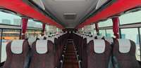 Autobús de Lujo Zhong-tong LCK6129D 2+3 de 75 Plazas con Volante a la Izquierda y Diseño en Rojo y Blanco