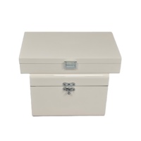 Boîte cadeau en bois laqué brillant avec doublure en velours, insert en mousse, tiroir latéral, fermeture à loquet métallique et couvercle à charnières pour emballage de luxe de cosmétiques