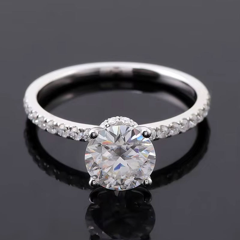 Bague en or massif 18 carats avec diamant de laboratoire.