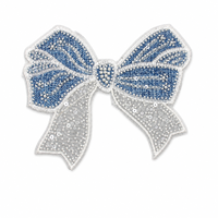 Grande applique en jean bleu avec nœud, perles, billes et paillettes, patch brodé à coudre pour robes, vestes, sacs et projets DIY