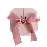 Boîte à parfum rigide de luxe personnalisée avec fermeture magnétique, couvercle supérieur/inférieur, design gaufré, doublure en éponge pour emballage de maquillage sur mesure