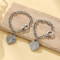 Bracelet Yiwu Aceon en acier inoxydable avec chaîne à maillons épais en forme de O, fermoir à bascule estampé, pierre de naissance, cœur pêche et logo