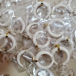 Jf6972 Hight chất lượng trắng ngà đôi đã kết thúc lưỡi liềm mặt trăng hình dạng nhựa mặt dây chuyền với mạ vàng bảo lãnh - Product Image 4