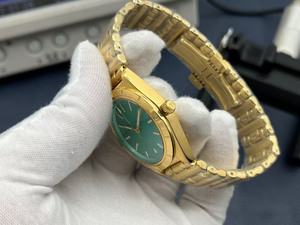 นาฬิกาข้อมือสปอร์ตธุรกิจสุดหรู ดีไซน์ฮิปฮอปทันสมัย สายโซ่ทองเหลืองรูปทรงกระสุน หน้าปัดมรกต น้ำหนักเบาพิเศษ ระบบออโตเมติก แสดงวันที่ - Product Image 3