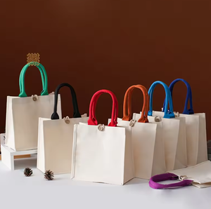 กระเป๋าผ้าแคนวาสสะพายไหล่แบบใหม่พร้อมโลโก้แบบกำหนดเอง หูหิ้วสีสันสดใส ผ้าแคนวาสเคลือบลามิเนต พร้อมหัวเข็มขัด กระเป๋าสะพายข้างลำลอง - Product Image 1