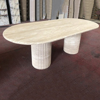 Table à manger en marbre travertin naturel beige, avec deux pieds cylindriques à rainures verticales, ovale allongée, style Wabi, pour dîner en famille