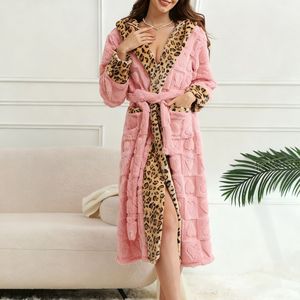 <span class=keywords><strong>Accappatoio</strong></span> di Lusso Autunno-Inverno 2025, Spesso e Peloso con Motivo a Cuore <span class=keywords><strong>Jacquard</strong></span>, Inserti Leopardati, Cappuccio - Product Image 1