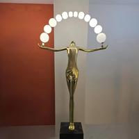 Grande sculpture abstraite humaine, lampe sur pied, décoration de cour d'hôtel, sculpture artisanale en fer, lampes sur pied en forme de femme