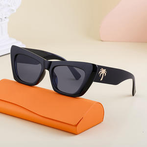 Lunettes de soleil œil de chat de style européen pour femmes, monture noire, verres PC, protection UV400, design tendance et branché avec branches larges - Product Image 1