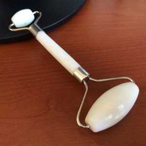 Ensemble d'outils <span class=keywords><strong>de</strong></span> <span class=keywords><strong>massage</strong></span> Gua Sha en pierre naturelle <span class=keywords><strong>Rouleau</strong></span> <span class=keywords><strong>de</strong></span> <span class=keywords><strong>massage</strong></span> du <span class=keywords><strong>visage</strong></span> pour SPA Body <span class=keywords><strong>Visage</strong></span> Eye Application <span class=keywords><strong>Rouleau</strong></span> <span class=keywords><strong>de</strong></span> <span class=keywords><strong>jade</strong></span> - Product Image 4