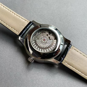 Reloj de Hombre Mecánico Automático con Fecha, Caja de Acero 316L, Esfera Plateada con Ranuras, Correa de Cuero Negra, Arte Horológico Superior Hour Vision - Product Image 3