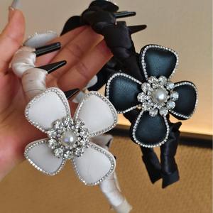 ที่คาดผมหนังประดับดอกไม้หรูหรา ฝังเพชร ดีไซน์พันเกลียวอย่างสวยงาม สำหรับผู้หญิง - Product Image 2