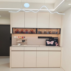 <span class=keywords><strong>Buffet</strong></span> <span class=keywords><strong>gris</strong></span> <span class=keywords><strong>clair</strong></span> moderne pour la maison et l'hôtellerie, au design élégant et avec des étagères ouvertes pour un rangement stylé - Product Image 4