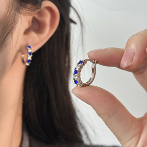 Orecchini a polsino cavi con accenti di pietre verdi, blu e viola, eleganti orecchini da donna - Product Image 2