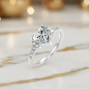 Anillo de Compromiso con Diamante Corte Corazón para Mujer, Banda de Oro Blanco con Diamantes Laterales, Color G Natural, Estilo Romántico H518 - Product Image 2