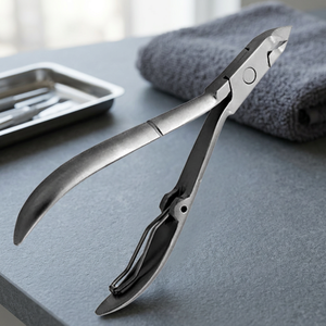 Coupe-ongles professionnel en acier inoxydable avec une large ouverture de mâchoire pour les ongles épais, lame incurvée, finition mate, 15g - Product Image 1