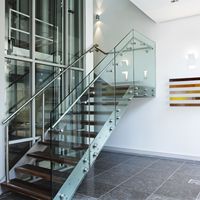 Escalier droit moderne d'intérieur avec marches en bois et acier carbone, garde-corps en verre, main courante en fer, taille personnalisée, pour salon