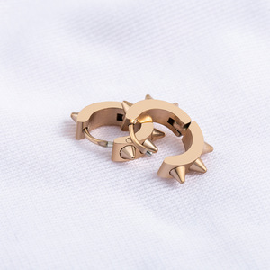 Pendientes de tuerca yunnique con forma de púa de acero de titanio, oro rosa, para hombre, estilo punk, hip hop, a la moda, geométricos, triangulares - Product Image 2