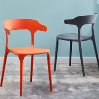 Chaise de salle à manger pp design de restaurant bon marché en usine Café en plastique coloré Tables et chaises Chaise d'extérieur Café