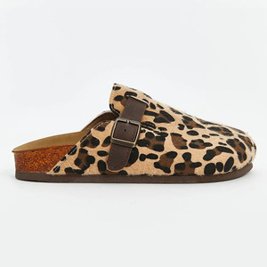 Zoccoli da <span class=keywords><strong>donna</strong></span> con stampa leopardata e plantare <span class=keywords><strong>in</strong></span> <span class=keywords><strong>sughero</strong></span>, con supporto plantare, slip-on, con cinturino con fibbia metallica dettagliata, pantofole da casa - Product Image 3