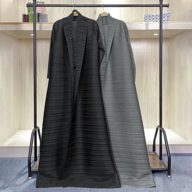 नवीनतम डिजाइन Miyake pleated वरिष्ठ सऊदी वस्त्र जमीन लंबाई OEM सुरुचिपूर्ण आकस्मिक कोट