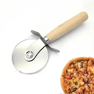 도매 사용자 정의 고품질 주방 피자 도구 바퀴 나무 손잡이와 스테인레스 스틸 피자 커터