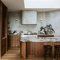 Îlot de cuisine incurvé en bois massif et marbre Calacatta Viola, style Wabi-Sabi, sur mesure, pour villas haut de gamme et rénovations de luxe