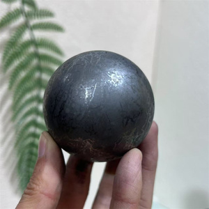 Sfera di Shungite nera naturale 50mm | Sfera di pietra di carbonio lucidata per protezione EMF, purificazione dell'acqua e guarigione spirituale - Product Image 2