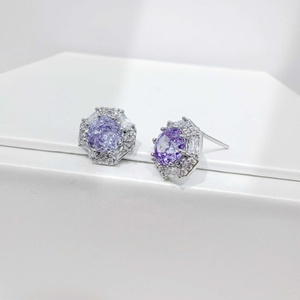 Boucles d'oreilles clous de luxe en argent sterling 925 personnalisées, avec pierre taillée en forme de rose, élégantes, pour enseignant(e)s, en zircon cubique rose et violet - Product Image 4
