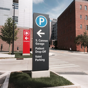 ป้ายเสาสแตนเลสแบบกำหนดเองสำหรับภายนอกอาคาร ป้ายไฟ LED สำหรับบอกทางในห้างสรรพสินค้า - Product Image 4