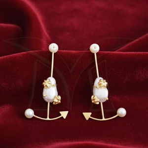 Boucles d'oreilles de fête de style fusion antique avec un design fantaisie et un polissage or de haute qualité, idéales pour les fonctions festives, les mariages et les occasions élégantes - Product Image 1