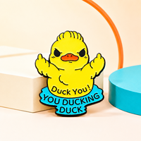 Fabricant de breloques en émail métallique personnalisées en gros, motif Canard grincheux à expression moderne et amusante, avec réduction quantitative