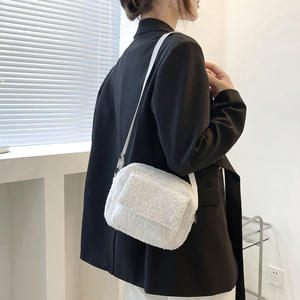 Bolso de Hombro Plegable de Cuero Genuino de Color Sólido para Otoño-Invierno, con Compartimento Inferior, Nuevo, Moderno y Elegante, de Felpa, para Mujer - Product Image 2