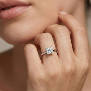 Superbe Bague Solitaire Princesse Classique avec Diamant de Laboratoire et Halo, 1,5 Carat, Certifié IGI, en Argent Sterling 925, pour Mariage et Fêtes - Product Image 6