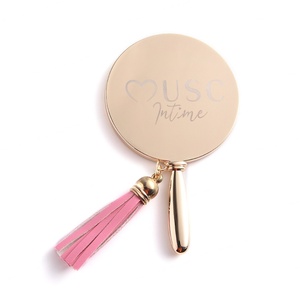Miroir de poche rond doré gravé au laser avec pompon, marque privée - Product Image 4