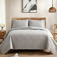Couvre-lit matelassé brodé en trois pièces, disponible en stock, adapté à toutes les saisons, moderne
