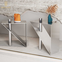 Diseño de Tienda de Ropa Moderna de Estilo Brutalista para Damas, Muebles Personalizables de Acero Inoxidable y Chapa de Madera para Decoración