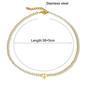 Collar de Alta Calidad con Colgante de Corazón y Letra, Cadena de Perlas de Acero Inoxidable Chapado en Oro de 18k - Product Image 2