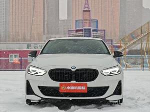 <span class=keywords><strong>BMW</strong></span> <span class=keywords><strong>Série</strong></span> <span class=keywords><strong>1</strong></span> 120i M <span class=keywords><strong>Sport</strong></span> Dark <span class=keywords><strong>Edition</strong></span> 2021 d'occasion, extérieur blanc, automatique, conduite à gauche, 15000 km, Euro VI, 5 places - Product Image 1