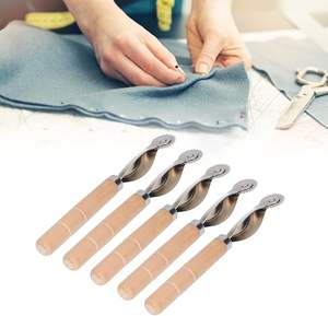 पेशेवर टार्च मार्क स्पेयर, ट्रेसिंग पेपर के लिए सिलाई ट्रेसिंग व्हील, लकड़ी के हैंडल के साथ सिलाई पैटर्न के लिए व्हील - Product Image 1