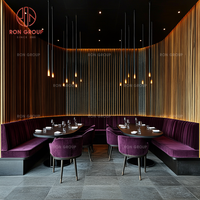 Ensemble de table de restaurant commercial, banquette en velours violet en forme de U, tables en bois foncé, chaises de salle à manger noires pour café, hôtel
