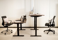 Table de bureau élévatrice verticale électrique à bon prix Table de bureau verticale à hauteur de cadre réglable Bureau de contrôle de mémoire ergonomique