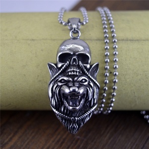 Joyería Vikinga, Colgante con Amuleto Nórdico, Joyería Celta, Collar con Colgante de Lobo y Calavera - Product Image 1