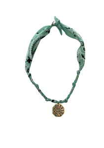 Ruy băng lụa màu hồng lãng mạn và Vòng cổ huy chương tinh tế-một sự pha trộn kỳ quái của sự thanh lịch và tưởng tượng - Product Image 6