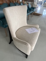 Fauteuil de salon d'hôtel moderne et durable en tissu écologique, avec pieds coniques en bois massif, pour l'extérieur, l'hôtellerie et les espaces d'accueil.